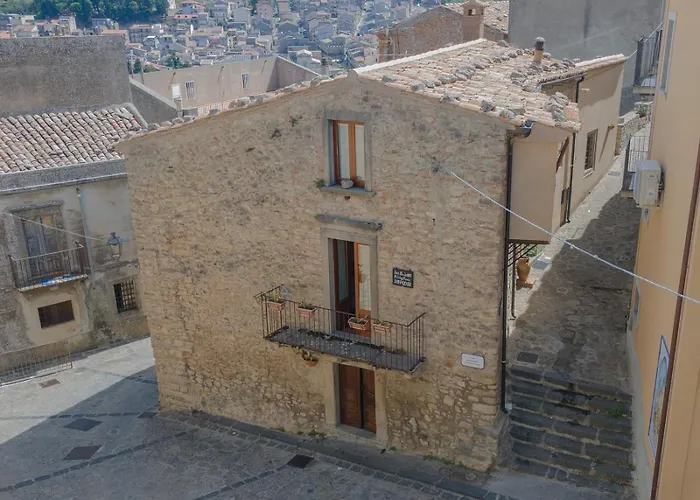 San Nicolò Holiday Home